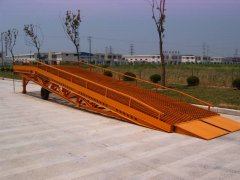 浙江(jiang)液壓登車(che)橋,使貨檯(tai)與車(che)廂平穩過(guo)渡